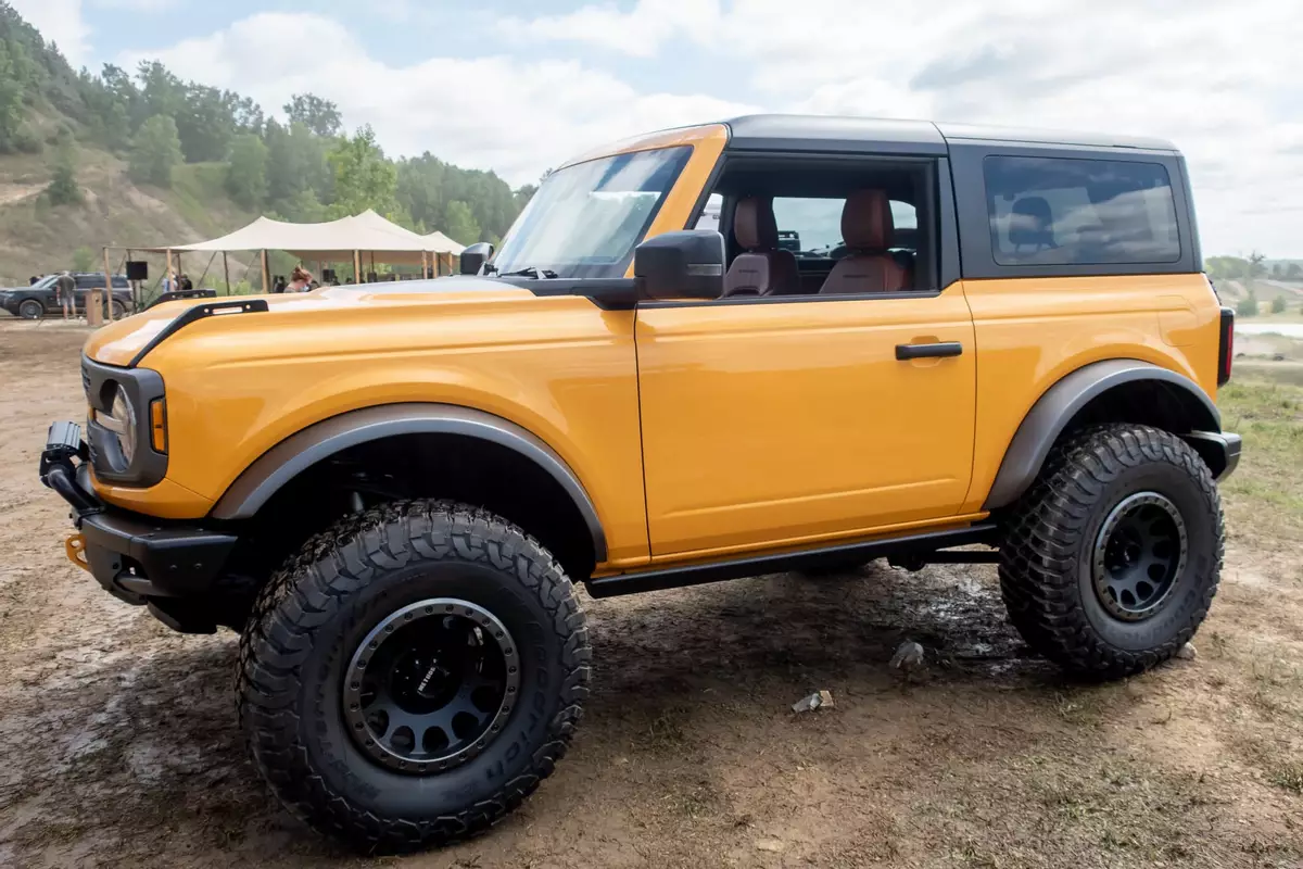 ford-bronco-2021-01-exterior--profile--yellow.png