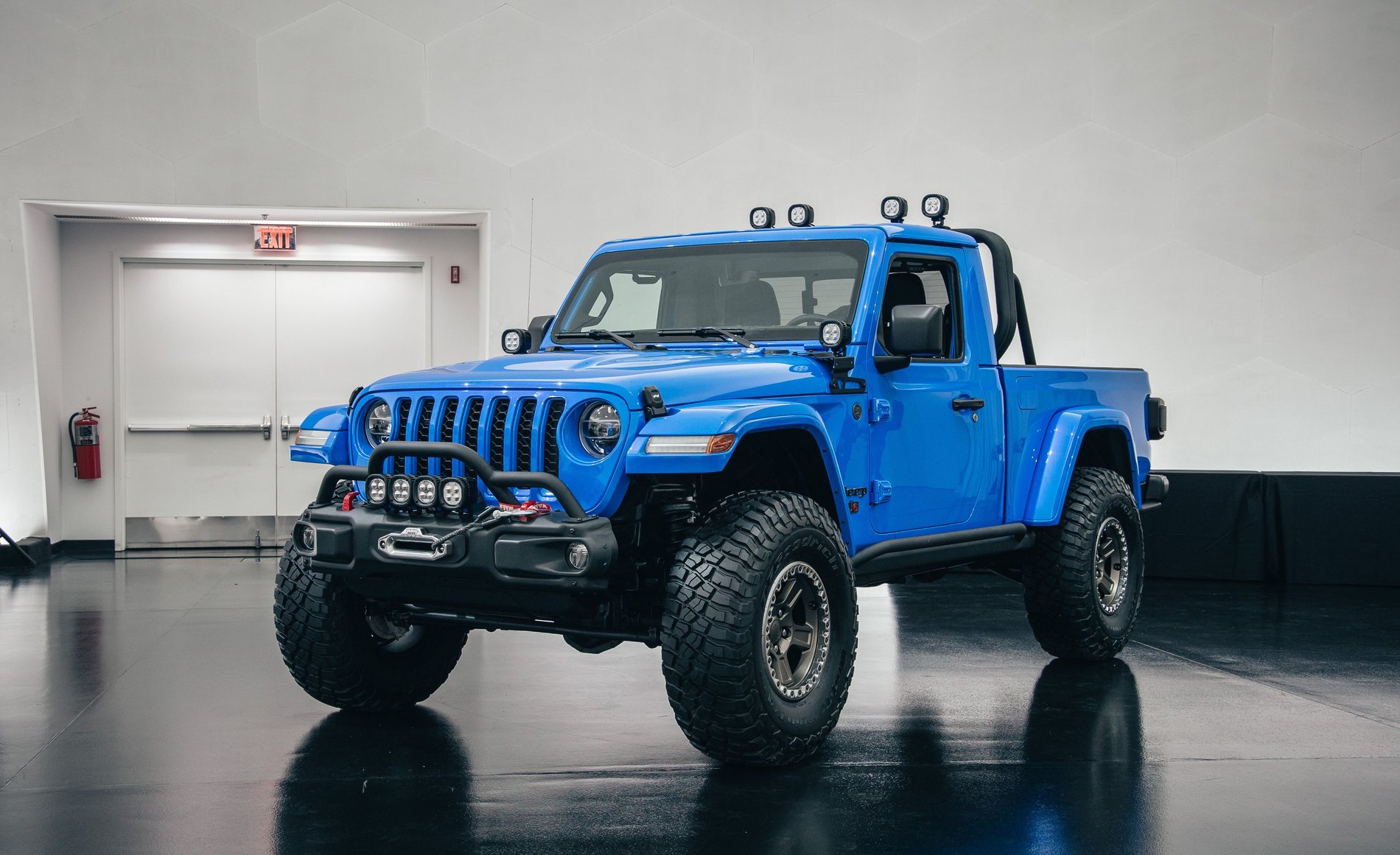 Jeep-J6-Concept-Gladiator-1.jpg