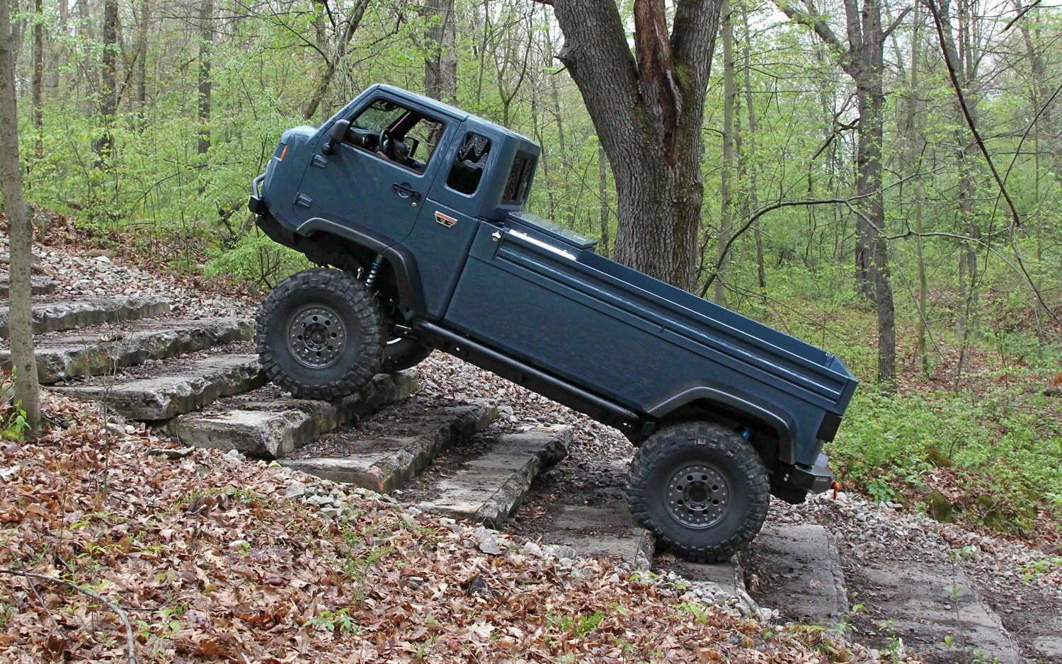 jeep-mighty-fc-concept-climbing-steps.jpg