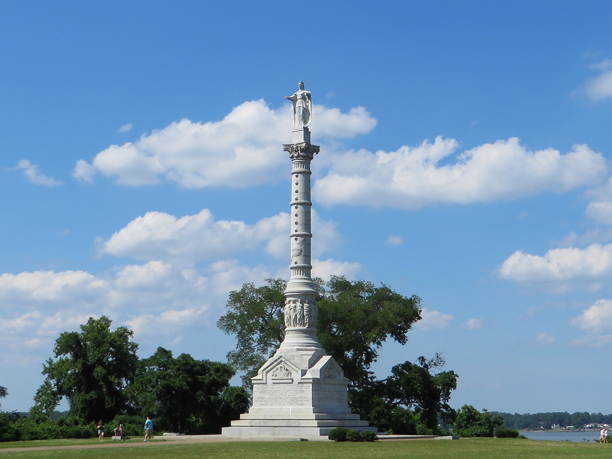 Yorktown_Victory_Monument,_Colonial_National_Historic_Site,_Yorktown,_Virginia_(14239327850).jpg